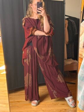 90s vintage Boho Wide-Leg Pants Set in Burgundy with Golden Print